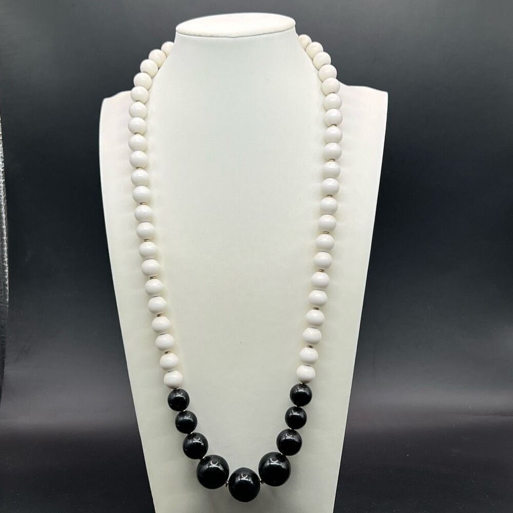 Vintage Classic Necklace Black And White Beads On Gold Tone Chain Classic Money - Picture 2 of 6